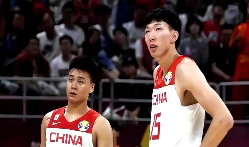 中国男篮两大主力周琦和赵睿，正值30岁当打之年，这次双双落选国家队集训名单。

这事儿真不怪别人，全被伤病给绊住了。赵睿之前在俱乐部出勤率连一半都不到，腿脚肩膀全是伤。这回休赛期他狠心减了20斤，夏季联赛刚复出，一场就拿了16分4个抢断，状态算是找回点儿了。

周琦那边也是因为老腰伤没好透，歇了好几