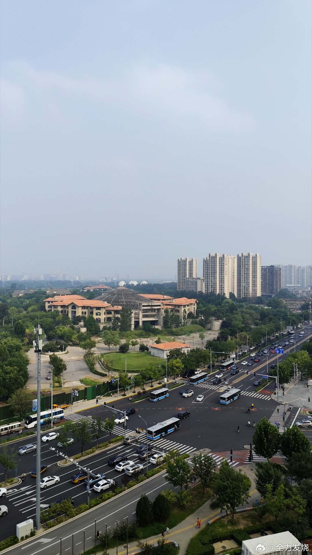 #发烧播报# 2026.08.20 多云转阵雨，空气一般，温度偏高，体感较闷热。
#北京天气# 今天周四［农历七月初八]
8月20日，多云，31℃/22℃，南风1级，空气质量：良；
8月21日，雷阵雨，31℃/24℃，东风1级，空气质量：良；
8月22日，雷阵雨，30℃/24℃，东南风1级，空气质量：良。
——08月20日 12:41发布 ​