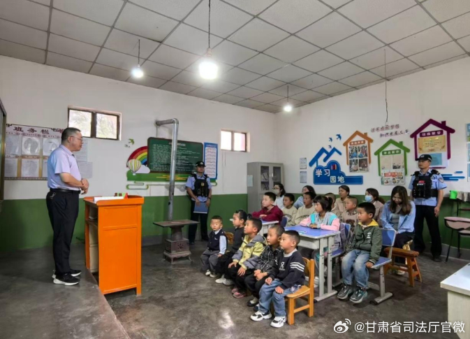 【开学普法护成长 禁毒安防筑平安——白银市景泰县司法局正路司法所开展“开学第一课”法治暨禁毒 主题宣讲活动】本网讯  新学期伊始，甘肃省白银市景泰县司法局正路司法所走进辖区双墩小学，开展“开学第一课”法治暨禁毒主题宣讲活动，以通俗化宣讲方式，开展精准法治教育和禁毒安全教育。

本次宣讲 ​
