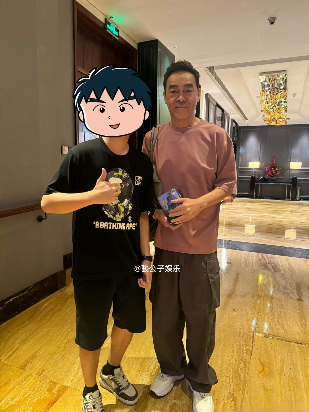 62岁演员刘青云现身香港跑马地某餐厅吃饭，他的穿搭时尚有型，身材健壮，精气神十足，但面容显得很苍老，脸上皮肉松驰，肤色黝黑，岁月真的不饶人啊！