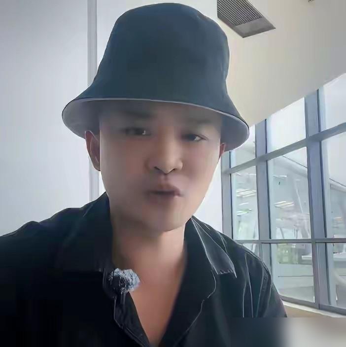 75岁刘晓庆，把告素人这事儿干成了连续剧。
先是在镜头前说“年轻人不容易，算了”。转头就在饭局上点名数落人家，反手又甩出几份名誉权诉状。一边说着宽容，一边寸土不让。
再看她最近的状态，扎马尾穿牛仔裤，跟姜昆搂着合影。75岁的人，还在短剧里演14岁的武则天，跟小30岁的男演员拍吻戏。话剧舞台上，1
