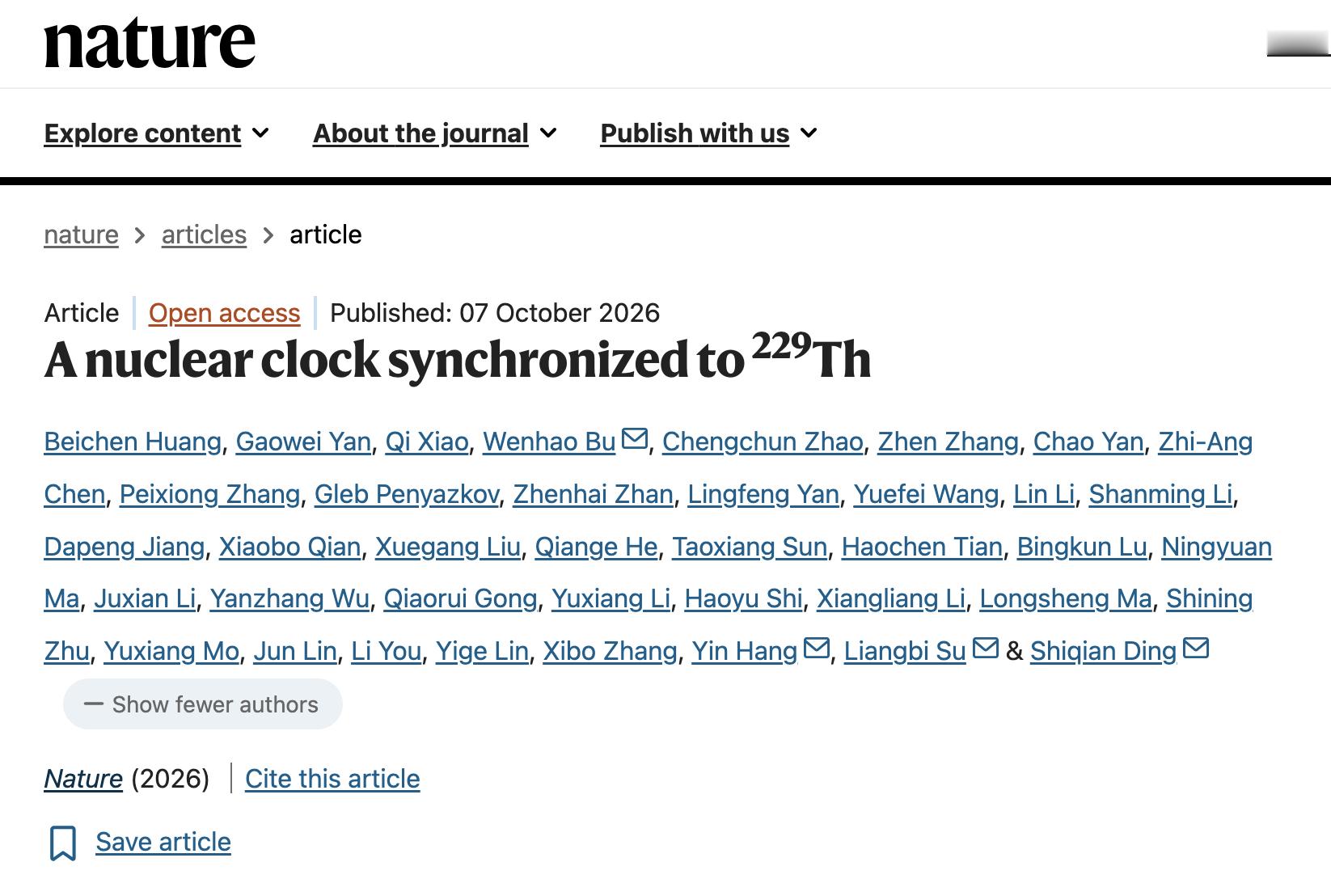 #我国科学家研制成功核光钟#
如今，科学家追寻数十年的钍-229核光钟，终于从科学设想走向实验实现。它不仅为发展新一代高性能时间频率基准提供了新的路径，也为探测基本常数变化、寻找暗物质等前沿物理研究打开了全新的实验窗口。这还意味着，人类利用激光进行精密测量和量子操控的能力正在由电子跃迁 ​