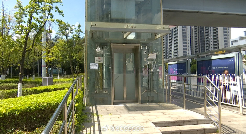 【#昆明一过街天桥电梯停运近两月#】近日，有市民向我们8099999反映，日新东路锦苑花园公交站台附近的一座过街天桥电梯处于停运状态，周边大量居民日常过街只能攀爬台阶，出行十分不便。 ​​​​