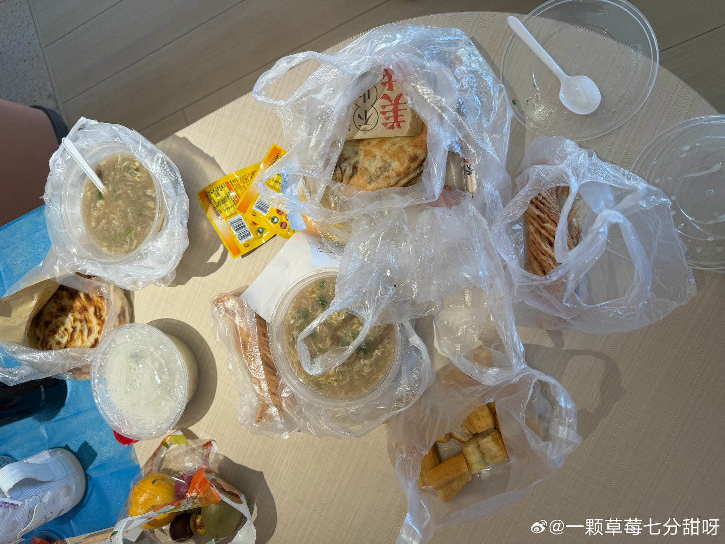 51岁的周迅与71岁的奚美娟携新片亮相釜山国际电影节，外网无滤镜生图里大方露出白发皱纹，坦然姿态反成全场焦点。  一、红毯同框展现岁月之美- 核心事件：两位演员为宣传新片《初次尝到寂寞》携手走上红毯，