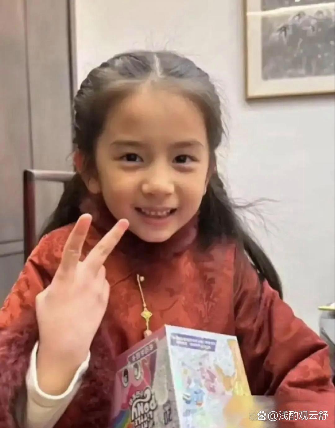 好家伙！方媛郭富城大女儿郭咏希，跟方媛长得那叫一个像！精致五官就像一个模子刻出来的，侧颜线条都一模一样 ​