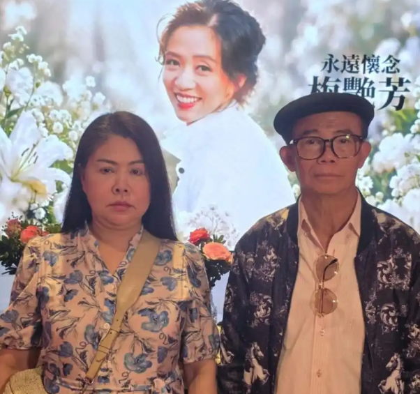 一场追思会变成了一场审问，梅启明原本为梅妈筹备追思会，临时改成怀念梅艳芳。因为有人质疑他偷了妹妹骨灰。
 
他当场崩溃跪地，背景播放着梅姐的歌声。可眼泪之外，更值得追问的是，宝莲寺的管理漏洞谁来负责。
 
梅启明的眼泪和宝莲寺的漏洞，压根不在一个量级上。
 
他哭的是被人泼脏水的委屈，而宝莲寺暴露的