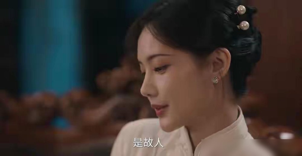 李一桐被熟人骗走六七位数，这辈子不再借钱，转头又在戏里被人往死里坑。
《我不是大师》她演千面骗术师，设局骗人，爽感拉满。《美人余》她演富商之女余梦，直接被耿立仁夫妻联手做局，骗钱骗感情，骨头都不剩。
戏里戏外全是局。
最狠的是耿立仁那两口子，面上慈善，底下吃人。余梦掏心掏肺，换来一句“你太天真