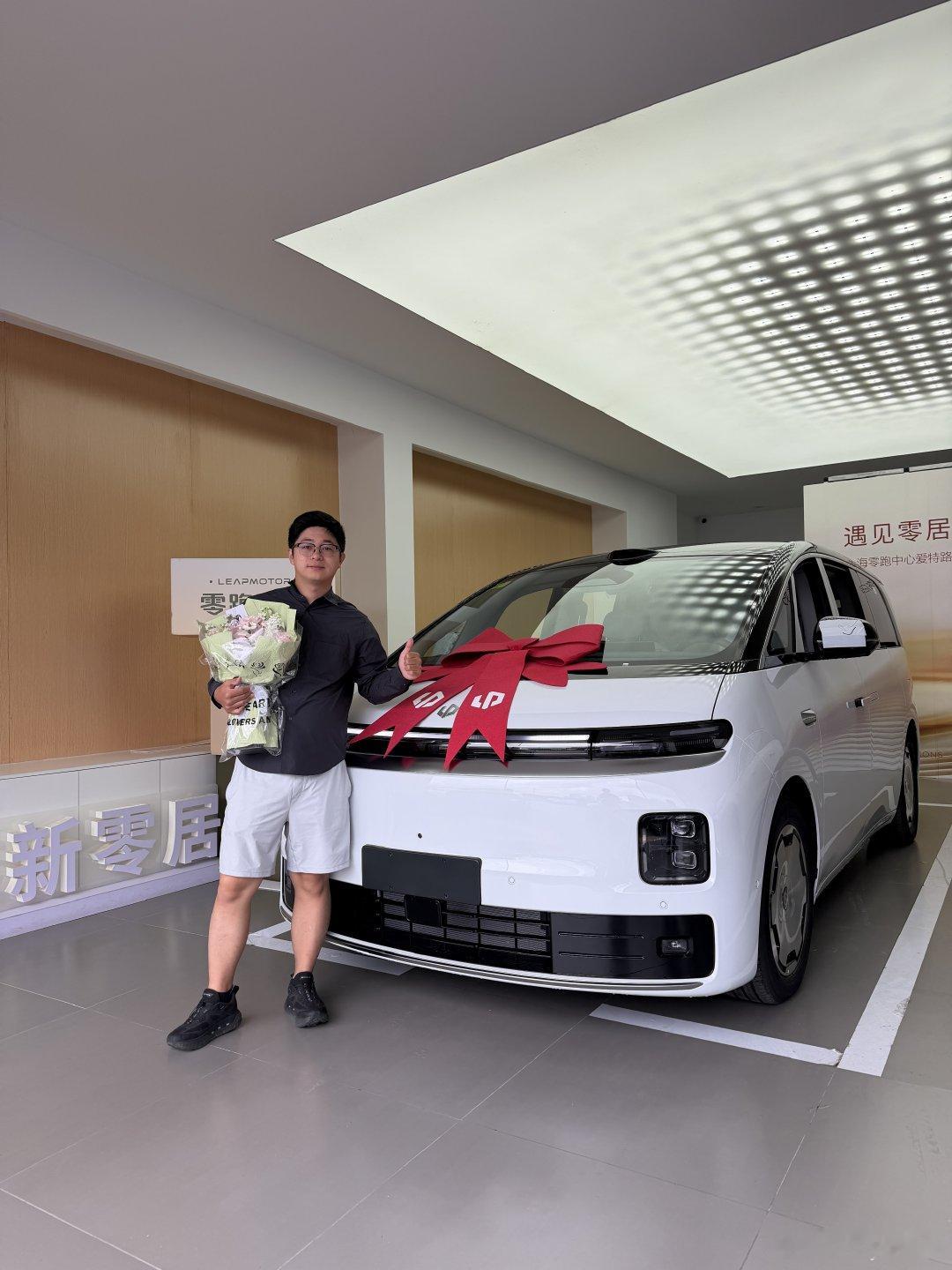 昨天提了车
今天来上牌啦～
下周准备直接开去新疆

#零跑d99# ​