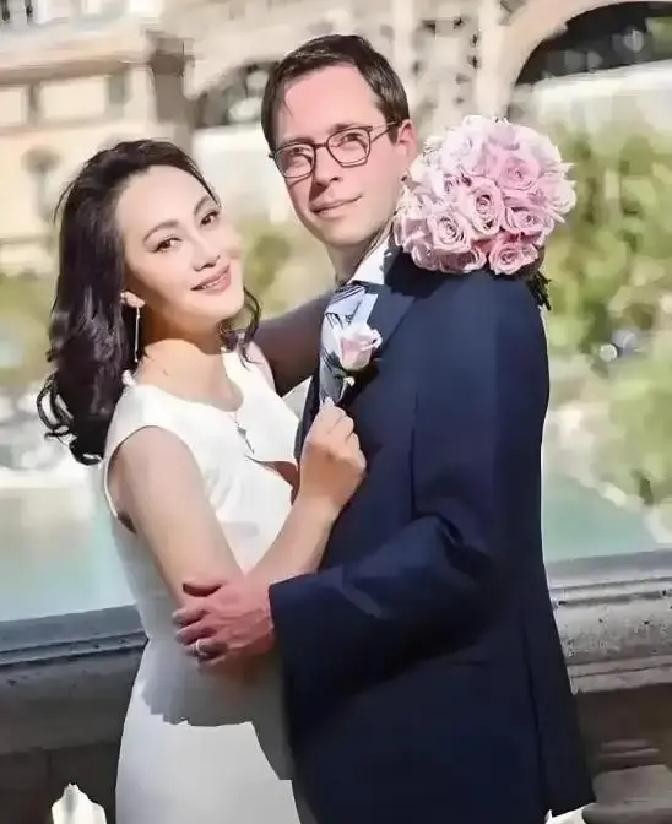 64岁的大宋佳现在定居比利时，和老公日子过得那叫一个美满！孩子也都特别争气，发展得极好。熬过了半生风雨，如今这安稳生活，真是让人羡慕！

布鲁塞尔近郊的家里，史蒂芬刚修剪完花园的玫瑰，捧着一束新鲜的进了屋。宋佳正对着笔记本电脑看学院新学期的课程表，抬头就笑了：“这么红，放餐厅桌上吧。”史蒂芬把花插好