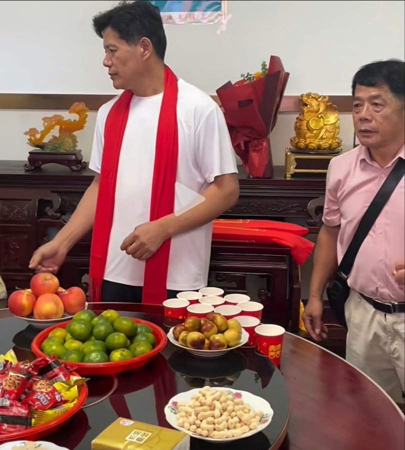 这是一对失散58年又重逢的双胞胎兄弟，弟弟从小生长在山东，哥哥生长在南方，却比弟弟矮了20多公分。
​        有人说，一方水土养一方人，一般山东人身高马大，南方人一般人身材较小，“橘生淮南则为橘，橘生淮北则为枳”。
        你认为两人身高差异，是遗传基因重要，还是水土饮食环境重要，还
