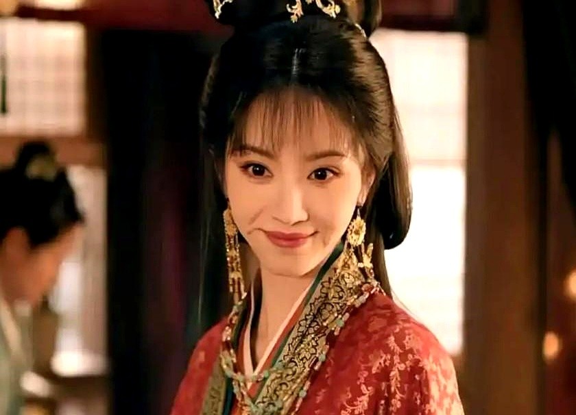 田曦薇新剧演恶女，评论区直接吵翻了。她在《嫁金钗》里一人分饰两角，一边是倒夜香的市井真千金魏娆，一边是冒名顶替、骄纵狠辣的假千金君黛。夸的人说她跳出甜美戏路，把恶女的跋扈演得淋漓尽致；骂的人更狠，直接嘲她脸瘦脱相像吉娃娃，所谓的恶女感全靠瞪眼、冷笑和歇斯底里地咆哮。好好的甜妹非要演狠角，光靠瞪眼咆哮
