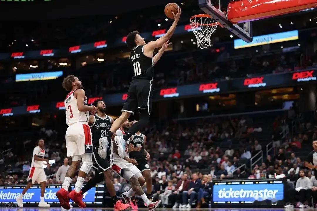 NBA季前赛迎来对决，篮网131比122战胜奇才，整场比赛节奏起伏很大，末段还出现计时器故障的小插曲。
回看四节比分，首节篮网36比32小幅领先，第二节奇才发力追分，单节拿到40分，半场结束篮网仅仅保有1分优势。局势真正的转折点在第三节，篮网打出30比22的单节比分，一举拉开差距。末节双方得分持平，