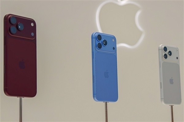 #iPhone18Pro为何一机难求# 9月12日消息，今晚20点，iPhone 18 Pro系列正式开启预售，火爆程度远超预期。

尽管今年新机涨价1000元，起步价直接来到9999元，依然没能阻挡抢购热潮。开售前全平台预约总量突破450万，大量果粉提前蹲守等待下单。开售瞬间，热门配色与大内存版本被一抢而空。

电商平台页 ​