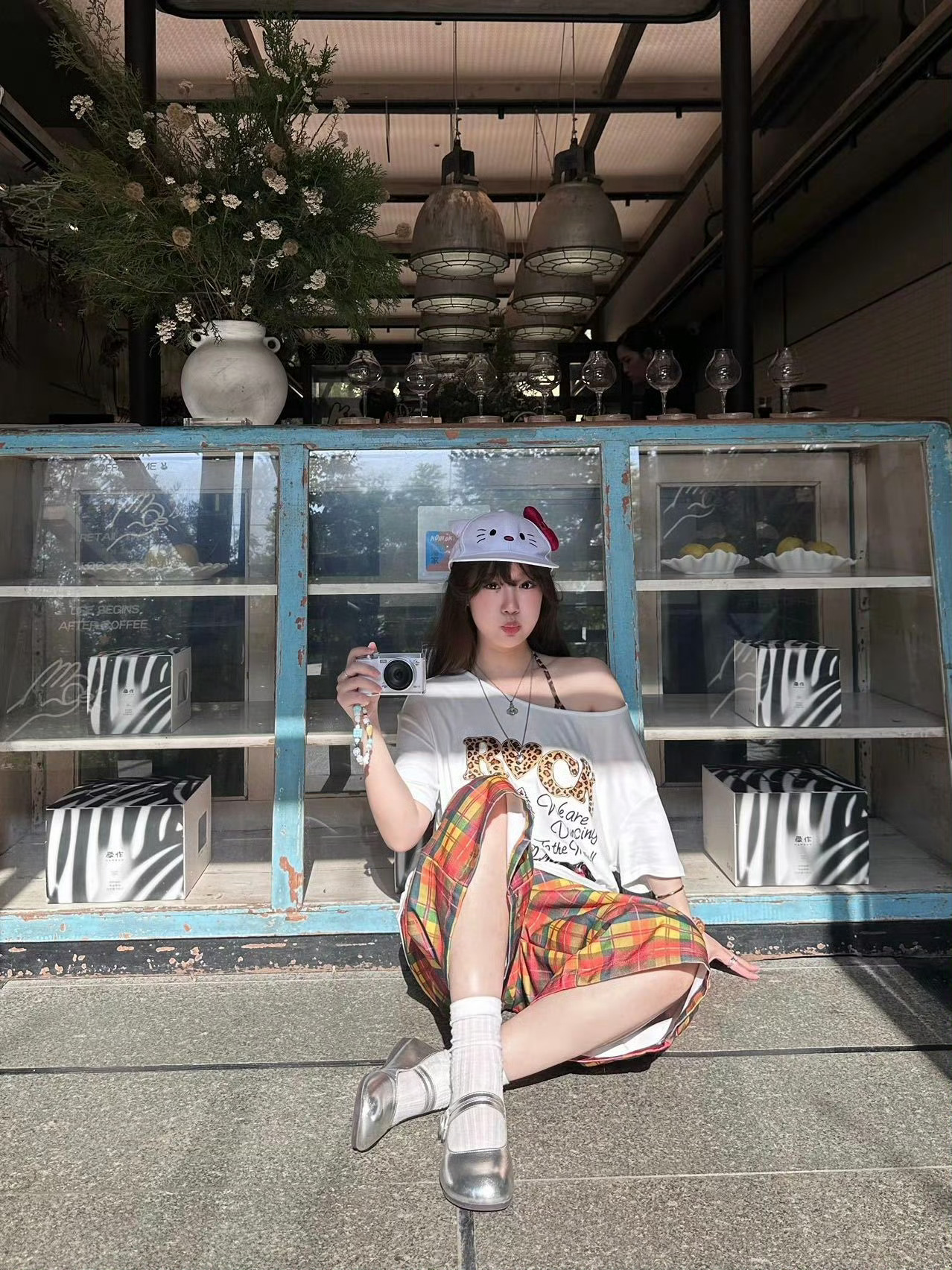随便出门晃悠的一天☕️被阳光、旧旧的蓝色柜子和彩色格子裙治愈了戴了Kitty帽子，穿了露肩T，踩了软乎乎的银鞋拿着相机瞎拍，连影子都觉得今天状态不错没有特意摆拍，却刚好出了最喜欢的几张图原来松弛感就是不费力的好看呀～ ​​​