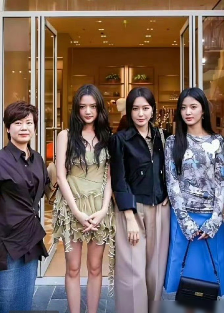 陈晓亲口说过，陈妍希真人脸小头小，合照里比他小一圈。但一上镜，就是包子脸。这不是胖，是单镜头成像的锅。人眼是双目立体视觉，相机只有一个镜头，短焦距加透视变形，直接把圆脸横向拉宽。现实中正常的脸，荧幕前大一圈，这就是入镜胖三分的原理。脸蛋小、身材好，扛不住圆嘟嘟的脸型，单人照一出来，网友只信镜头不信真
