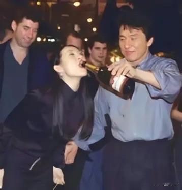 这大概是章子怡最想要删除的一张照片了吧！这还是在2001年的时候，那个时候章子怡才21岁，还不是&34;国际章&34;，虽然那个时候凭借《卧虎藏龙》已经有了知名度，但是还处于事业爆发期。她还需要更多的资源。

照片上的章子怡双手抱胸，风姿绰约，尺度大到让所有人倒吸一口凉气。那时她刚凭《卧虎藏龙》敲开好莱坞的大门
