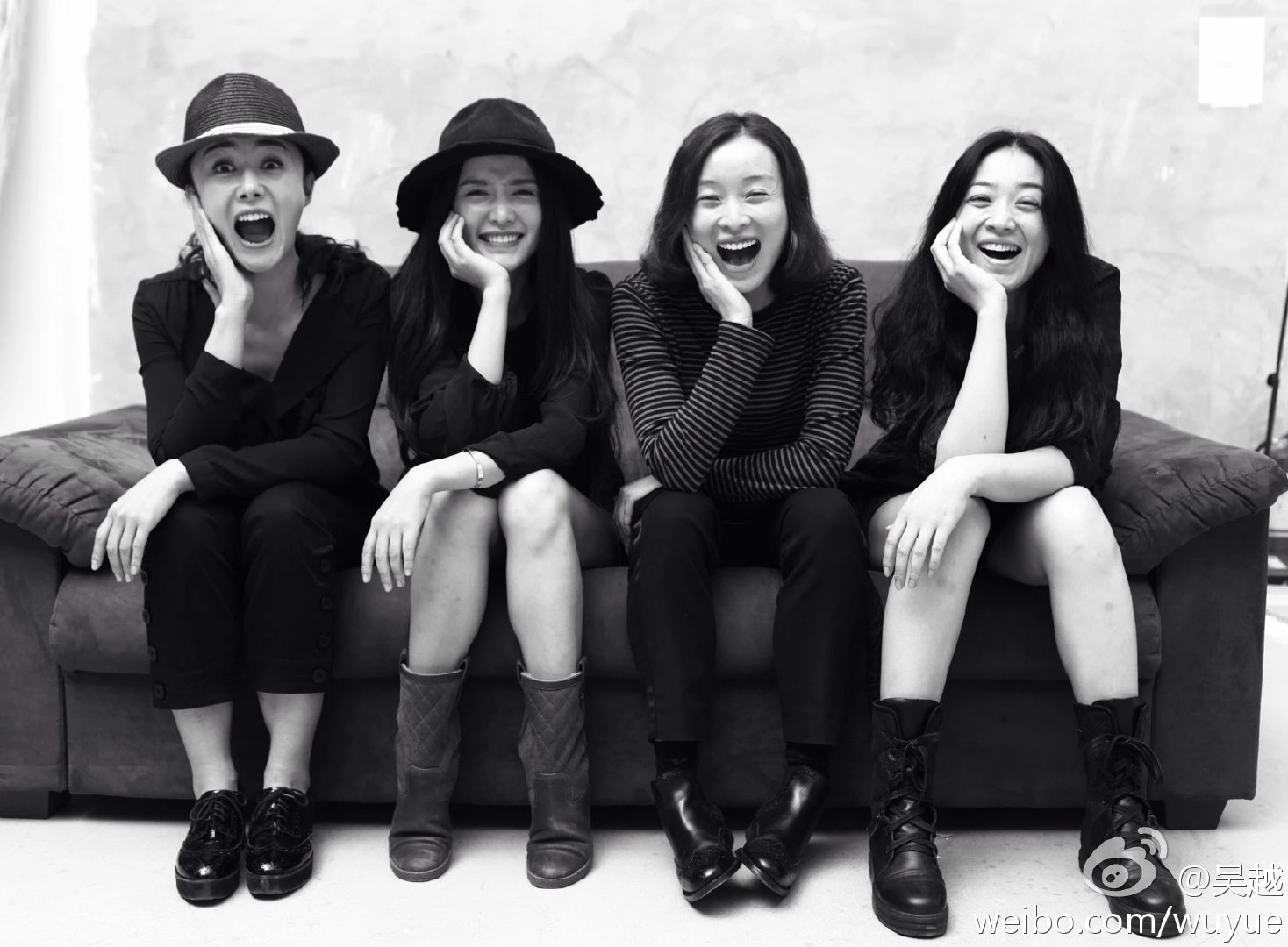 #吴越[超话]# 我和我的朋友见面be like
刚开始有点尴尬没说什么话 感觉跟熟悉的陌生人一样
之后不知道被谁戳到笑点开始大笑
然后完全不顾及形象（会被拍很多丑照）
最后完全放飞自我 ​