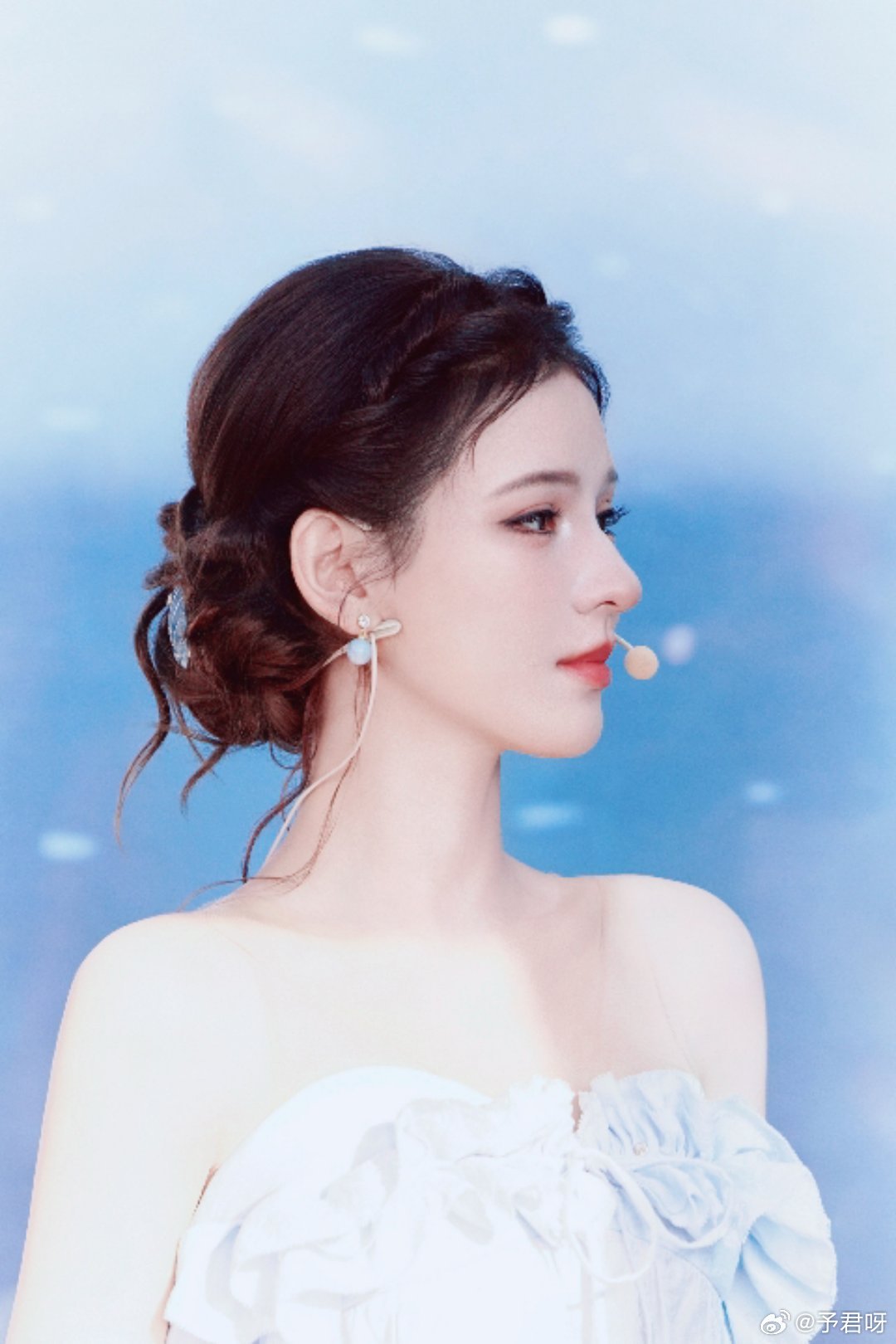 #张予曦[超话]# 
光影落于发梢，每一帧都值得好好收藏。 ​