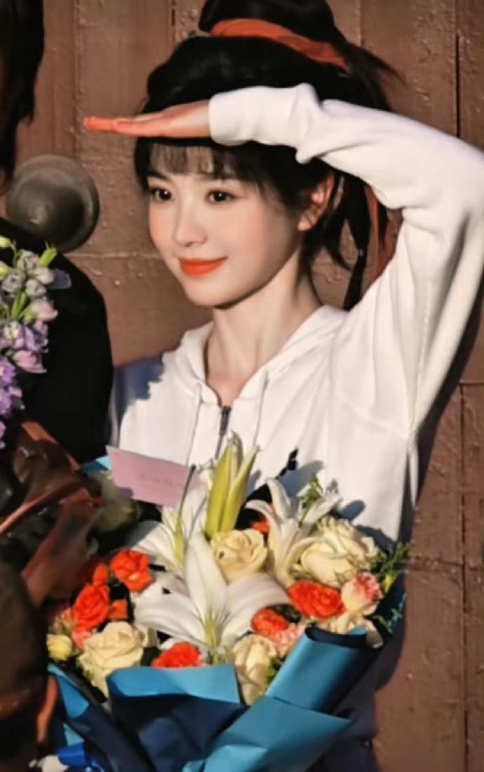 田曦薇：打破甜妹标签，皮囊之下自有旷野
 
在内娱流水线式的甜妹审美里，田曦薇是很特别的存在。一双圆圆的大眼睛，笑起来梨涡浅浅，天生自带鲜活明媚的少女感，《如此可爱的我们》里的黄橙子、《卿卿日常》的李薇，让“甜妹”这个标签牢牢贴在她身上。但剥开这层软糯的外壳，看见的是一个带着山城韧劲、不肯被定义的女