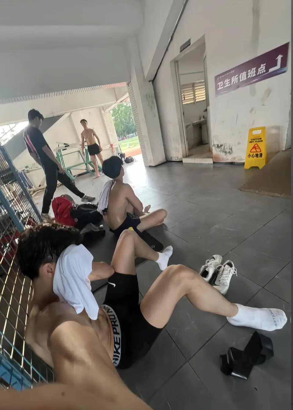 夏天踢完球在阴凉处好舒服