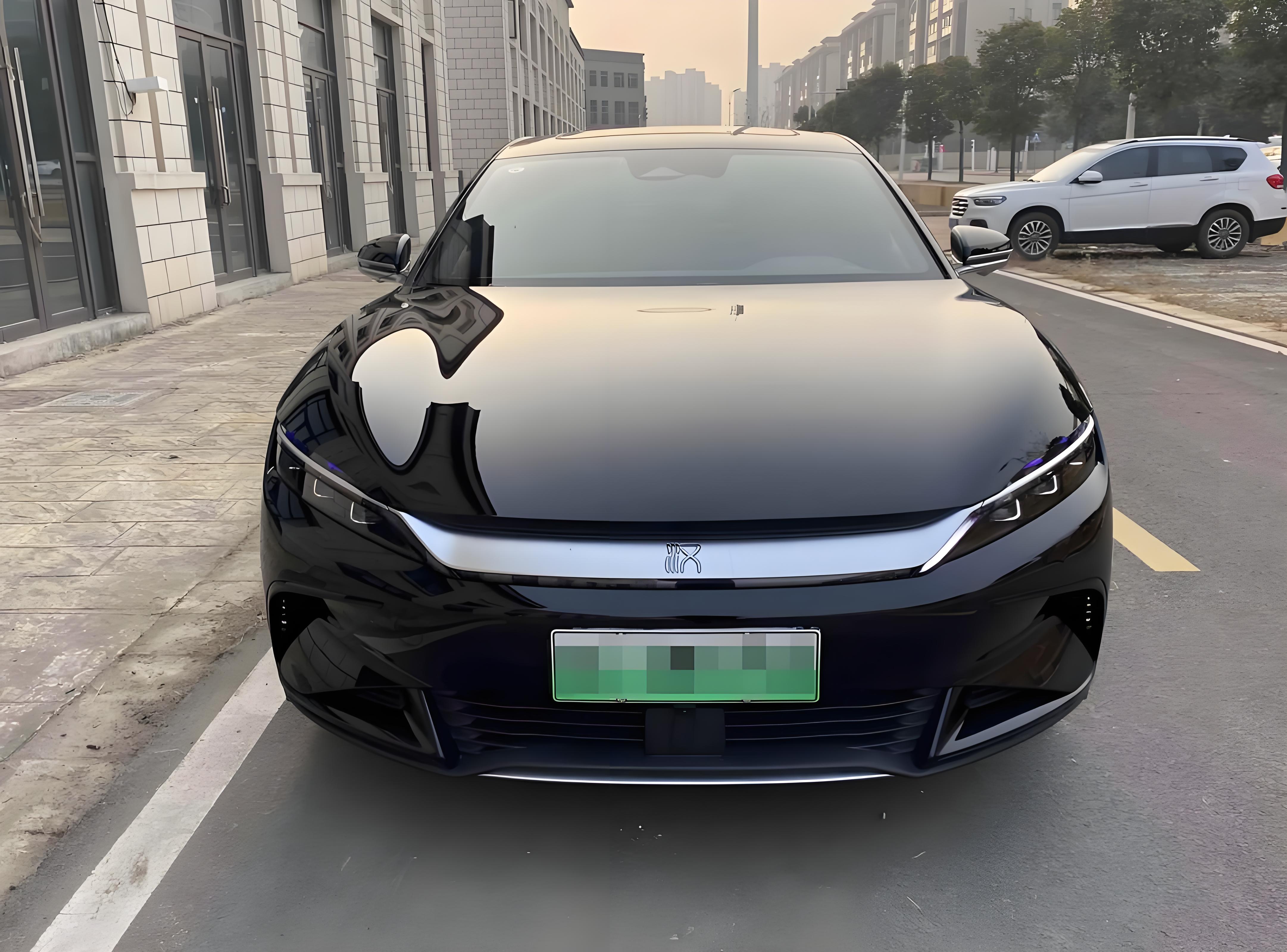 车友通勤单程 50 公里，家里可以安装家充桩，预算 10多万，选择二手比亚迪汉 EV。日常城市通勤为主，看重乘坐舒适和用车成本。
车身宽大，后排空间宽敞，座椅柔软，家人乘坐体验很好。底盘舒适性不错，配置拉满，自适应巡航、座椅加热都有。有家充的情况下，每公里电费很低，日常代步成本几乎可以忽略。
买二手
