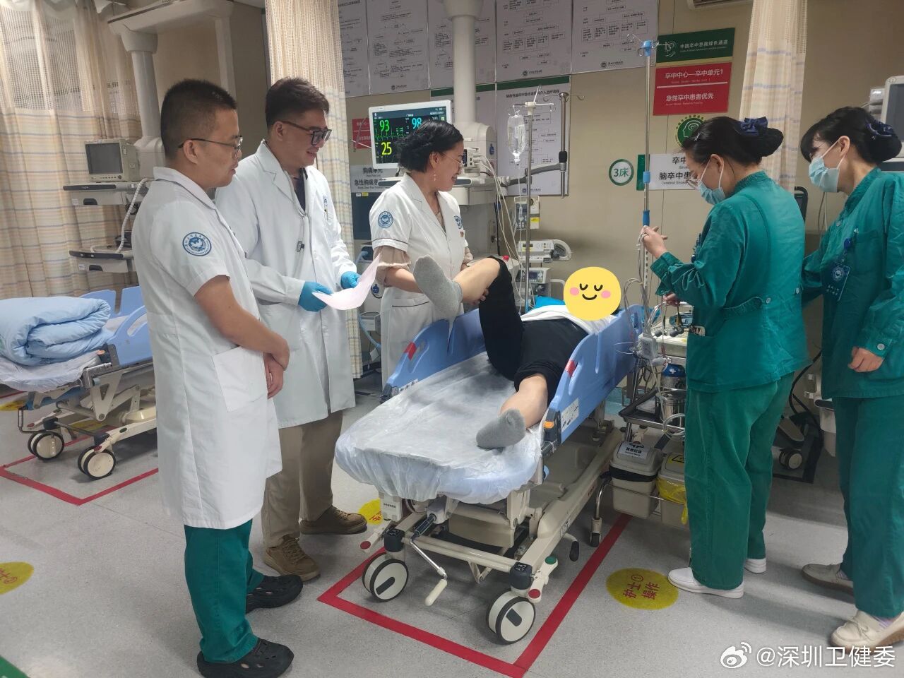 【天天跑单13小时，33岁骑手瘦了还“美滋滋”！一查：这病死亡率最高90%】33岁的阿明（化名），是一名外卖骑手。他每天早上十点出门，直到夜里十一二点才下班。高峰期时，连水都顾不上喝一口；午饭常常拖到下午两三点才吃，甚至晚饭直接并成夜宵，路边摊、便利店......哪家出餐快就吃哪家。

困了，就 ​