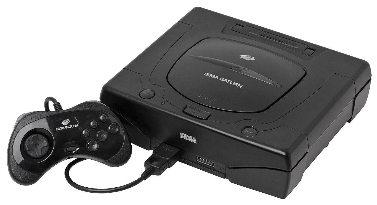E3 1995：世嘉土星抢跑，索尼只报一个数

1995年5月11日，美国第一届电子游戏展E3，世嘉美国CEO汤姆·卡林斯克上台宣布：土星主机不是9月2日发售，而是已经摆在1800家玩具反斗城、Software Etc.和Electronics Boutique门店的货架上，售价399美元。

其实他反对这个决定。头一天他还和日本总部争，说抢跑 ​