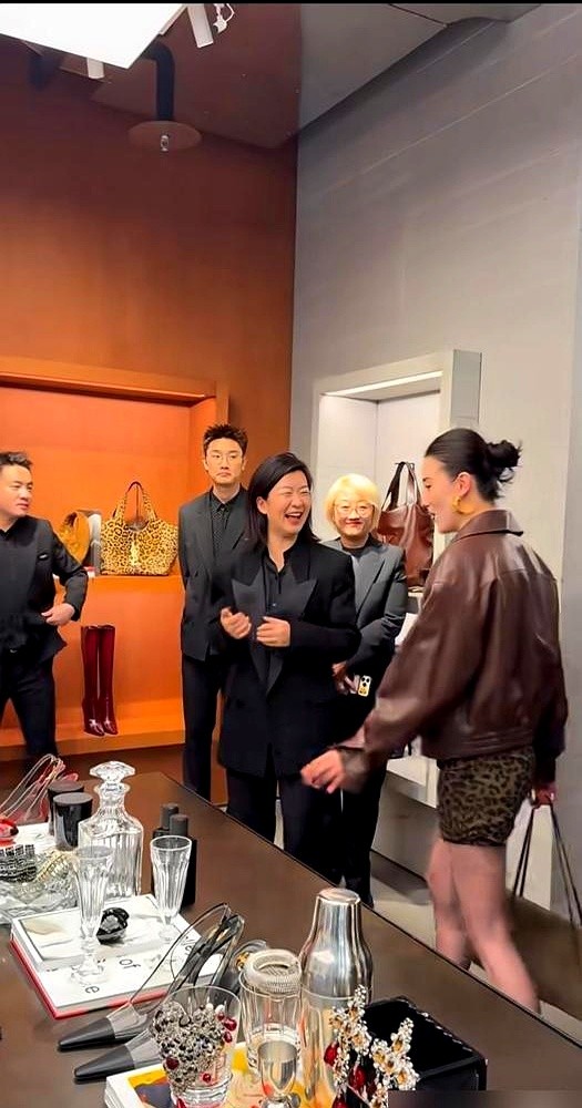 宋佳刚靠着黑丝配亮片短裙上了热搜，被网友封为“内娱长腿天花板”。

转头她就在杨天真的播客里透了底，说自己已经八九个月没戏拍了。不过她没焦虑，觉得这“就是个阶段”，正好歇着处理点“不忙的事”。

杨天真直接点出了实情。

现在的剧集开机率，只有去年的三成。签完约投资方跑路、剧组原地解散的情况，一抓一