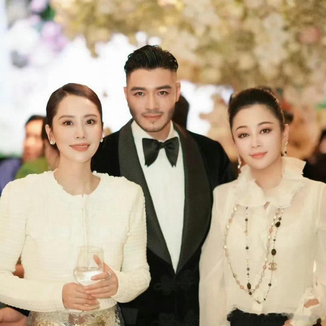 陈红怎么可以那么美，起码年轻了20岁，仿佛又回到当年的盛世美颜了。 ​​​