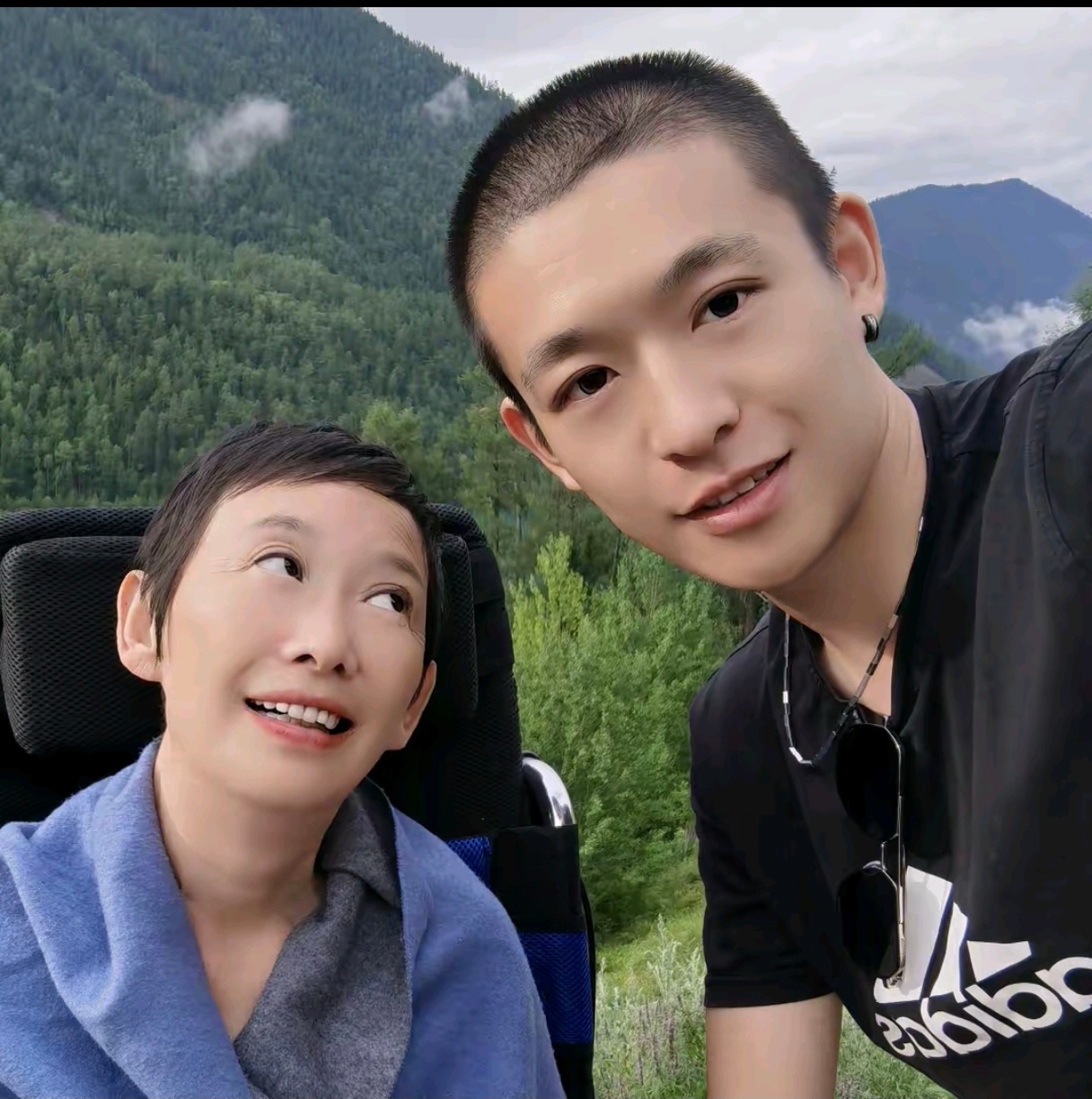 【#博主能能妈妈离世终年57岁#，生前与渐冻症抗争12年，因照顾她入选“中国好人”的儿子发声】#能能妈妈生前与渐冻症抗争12年#10月14日，拥有14.3万粉丝的“天赐与能能妈妈”发文称，“能能妈妈”于10月11日在云南离世，享年57岁。#中国好人赵天赐母亲离世儿子发声# 

“能能妈妈”的儿子赵天赐在文中 ​
