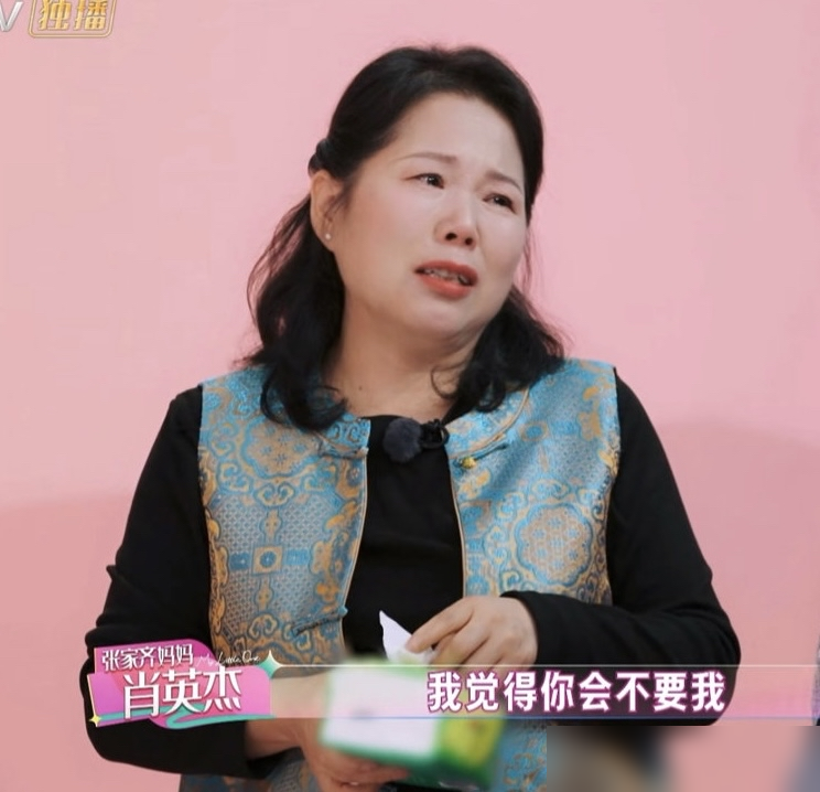 张家齐她妈把账号锁了。
之前晒的全是各地旅游，五星酒店，奢侈品店。网友算了笔账，13岁全运会81万奖金，10岁起所有收入都攥在父母手里。现在女儿23了，提一句想自己管钱，当妈的直接黑脸。
再看傅园慧她家，爹妈直接把房子租到训练基地旁边，天天早起做饭，按摩放松，开口闭口我女儿太不容易了。
张家齐