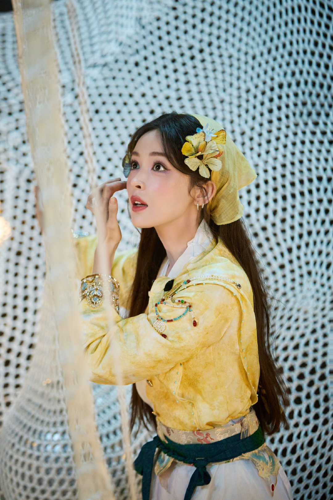#娜扎[超话]#  鹅黄衣袂，繁花缀鬓。玩家勇闯幻境副本，笑点状态双双在线，在欢声笑语里解锁冒险的别样乐趣[打call]#密室大逃脱# ​