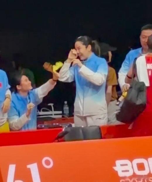 #贾一凡看王祉怡逆转后哭了# 国羽女团决赛3比0日本，王祉怡拿下第一分，贾一凡哭了。团队氛围不是喊出来的，是打出来的。王祉怡的逆转，贾一凡的眼泪，国羽女团的金牌，都值得。 ​