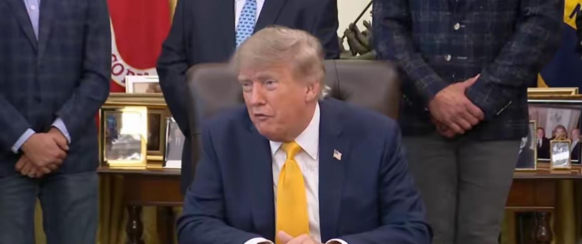 特朗普这回的发言，让人听出一股“拧巴”味儿。
他一边公开喊话中国“别卷入伊朗事务”，一边又忍不住吐槽中国介入“太有限”，甚至暗示“本可以更多”。说白了，美国现在在中东是真有点顾不过来，既怕别人抢戏，又嫌别人不出力。
但中国压根不吃这一套。我们在中东始终是劝和促谈的角色，不站队，不点火，该怎么打交道自