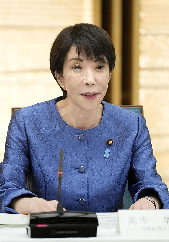 这次高市早苗上台后的首次内阁改组，瓜点真的比预想的多。
林芳正作为去年自民党总裁选举时直接和高市对垒的竞争者，提前一天就知道自己要出局，连打包的心理准备都做好了，完全没上演什么临改组前的错愕戏码，也算体面离场。
更离谱的是之前因自民党黑金丑闻受党内处分的两名议员，这次直接拿到了农林水产、文部科学大臣