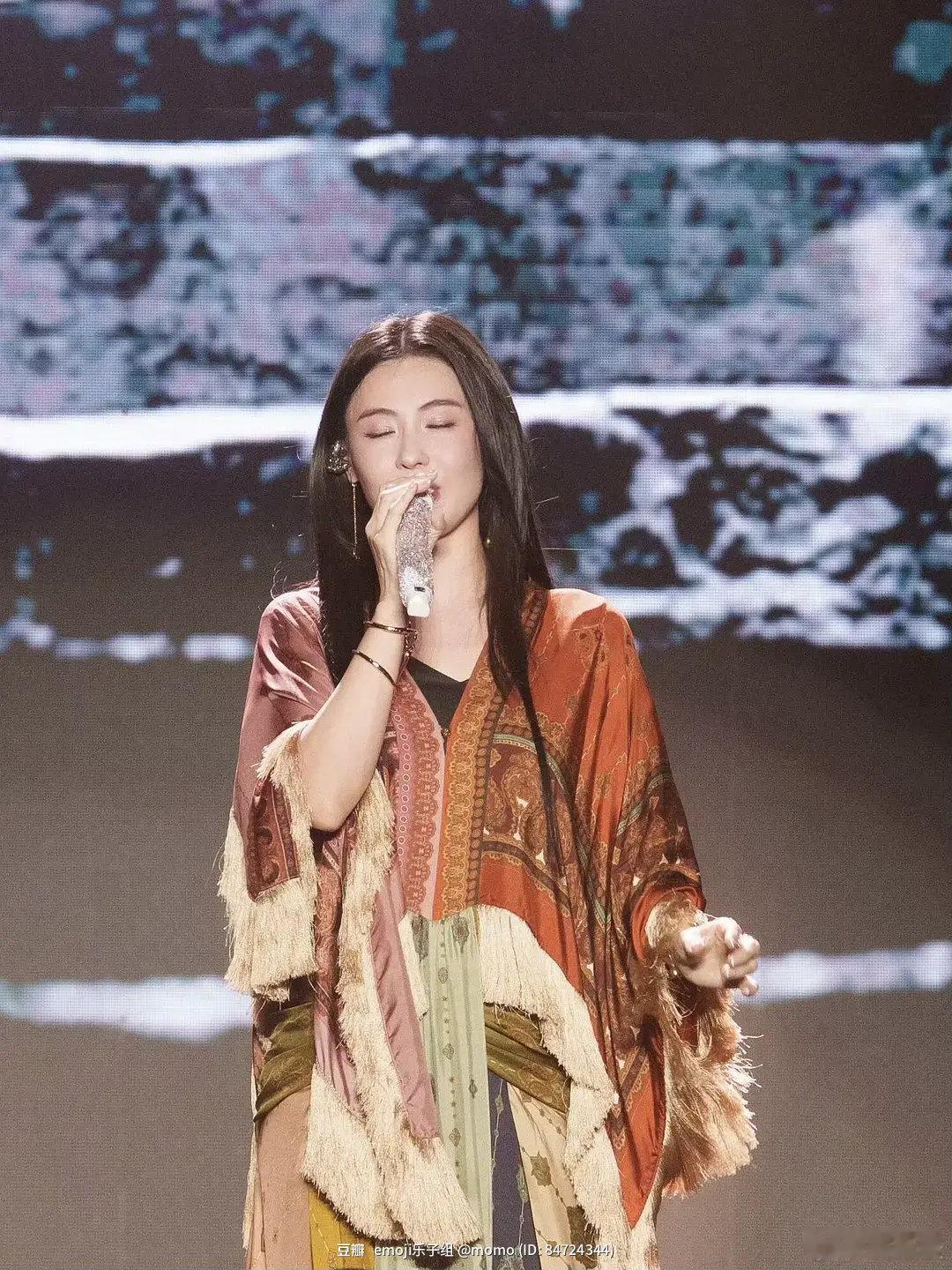 张柏芝继续美下去
张姐状态好好，梦回倾城时期，谁敢相信这是46岁生了三个娃的女人😍 ​