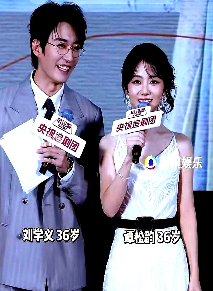 刘学义给谭松韵递了杯咖啡，结果两人杠上了。

谭松韵回了蛋糕，刘学义嫌蛋糕贵不能占便宜，转头又送水果，来回折腾了三四趟。助理最后实在扛不住告饶：“哥，能不送了吗？”连剧组司机后来都学精了，买东西直接买双份，还专门腾出张桌子摆这堆战利品。

戏外较劲，台前也黏糊。点映礼上搂搂抱抱，录综艺连亲嘴都敢往外
