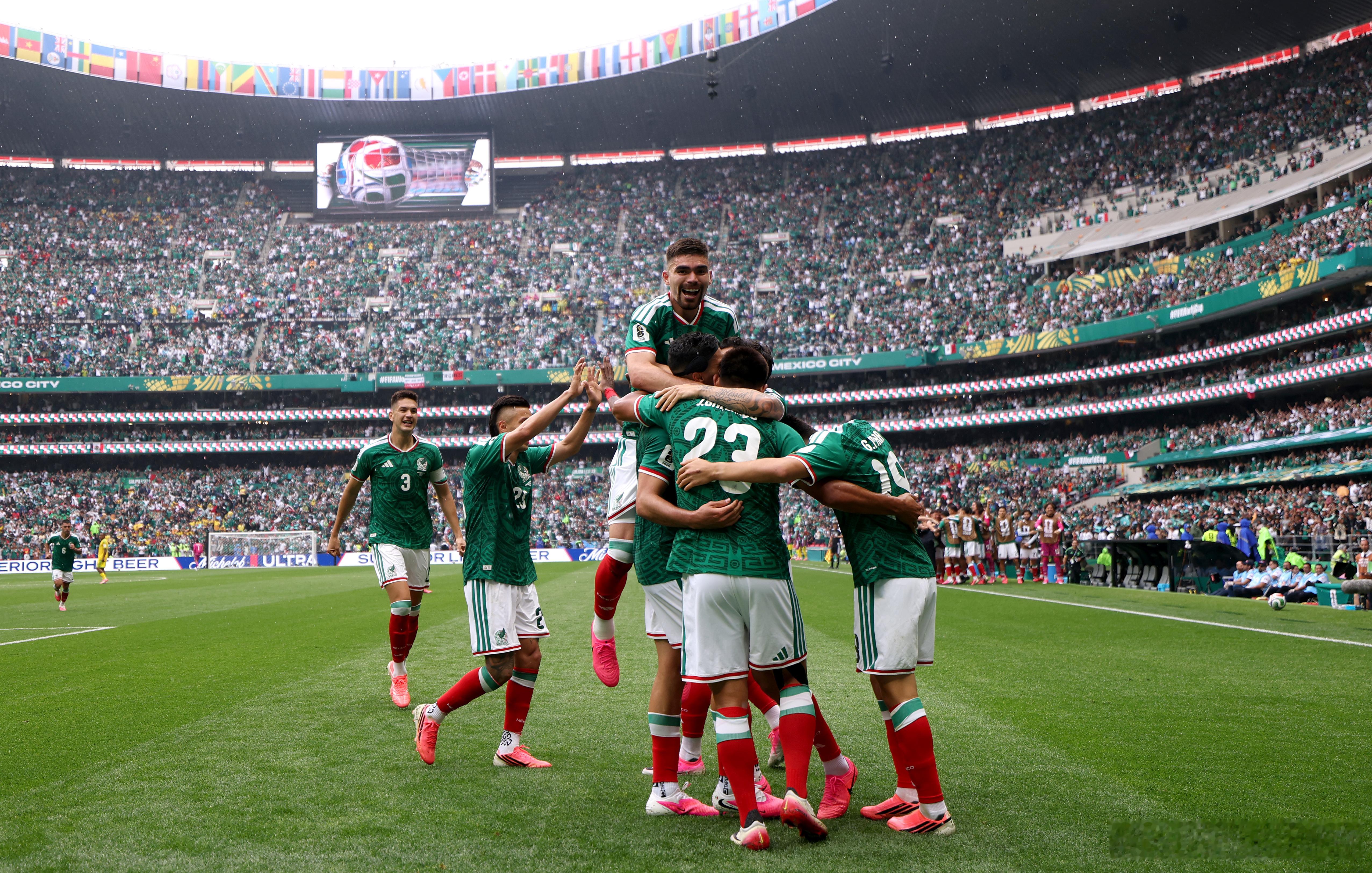 2026年美加墨世界杯揭幕战，东道主墨西哥队在墨西哥城阿兹特克体育场以...