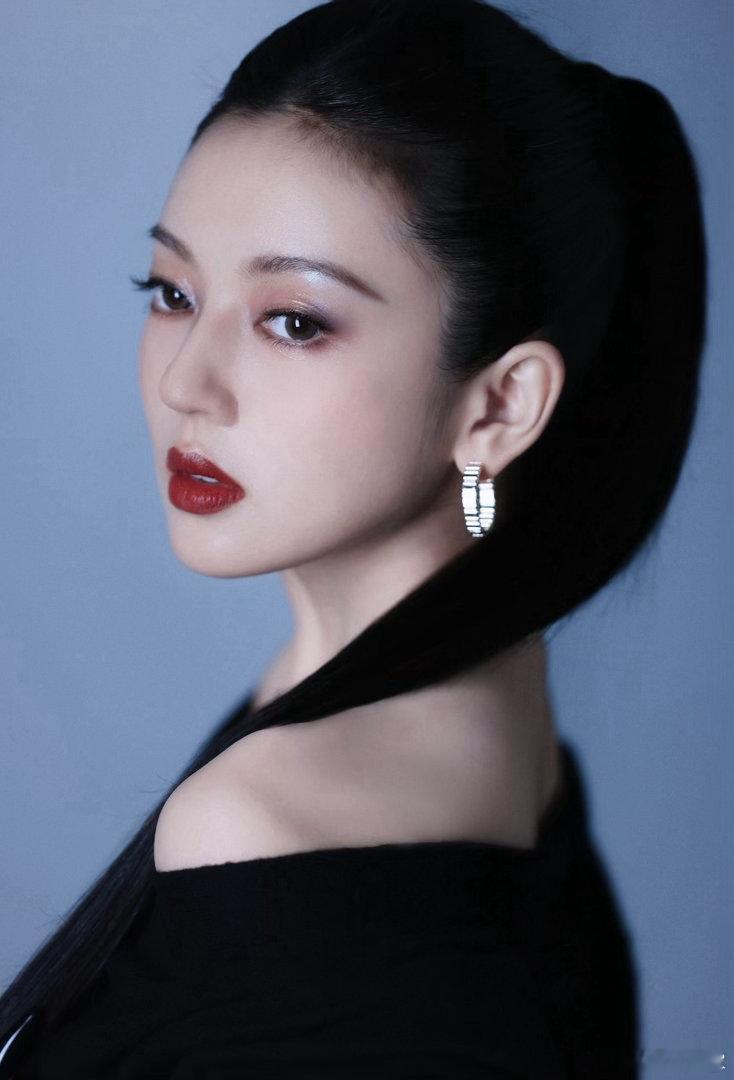 #何瑞贤这惊人的发量##何瑞贤造型创新这块#
何瑞贤新造型太出彩，惊人发量让爆炸羊毛卷拥有强大视觉冲击力。造型创新这块，她不断解锁新风格，大胆尝试复古野性路线。浓密卷发搭配银闪眼妆，妆发细节用心，突破以往形象，带给观众满满的新鲜感。 ​
