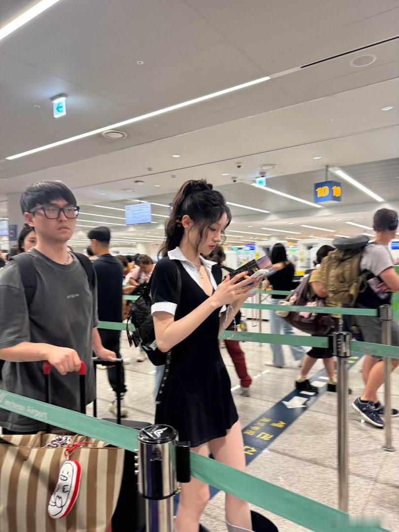 谁能想到阔筒靴被她穿出了空旷感！靴筒里还能塞一条腿，反向穿搭被她玩明白...