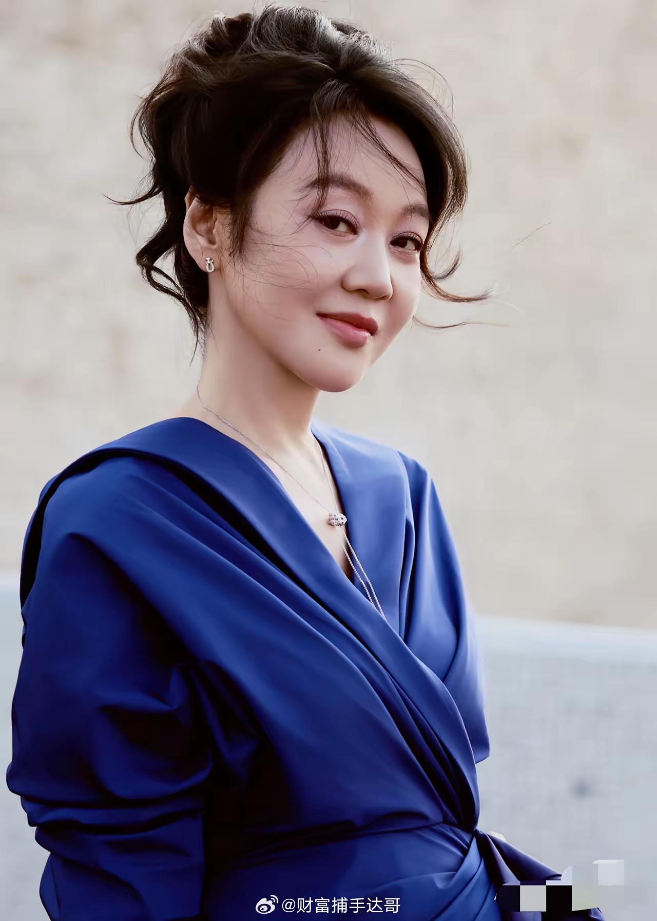 大家有没有觉得，
闫妮太不对劲了，
明明她都55岁了，女儿都28岁了，居然越活越年轻，一点没有中年女性的样子。
​这次的大湾区晚会，闫妮一身宝蓝色连衣裙亮相，状态真是惊艳到我了。
​闫妮当天一身宝蓝色长款连衣裙，头发在脑后挽起高高的发髻，两侧的碎发不仅把脸型修饰的很完美，而且也减龄。皮肤 ​