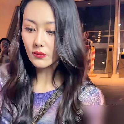 张馨予这生图，直接把“精修”两个字干废了。
真人往那一站，脸紧致，背挺直，眼神里全是定力。网友扒出来，她刚在高原实景拍完《爱在山海间》，演援藏医生，央视一套播的。没滤镜，没磨皮，风沙往脸上招呼那种拍法。
再看她老公何捷，写的歌又被翻出来听。一个在部队，一个在高原拍戏，两口子各忙各的，谁也不拿婚姻