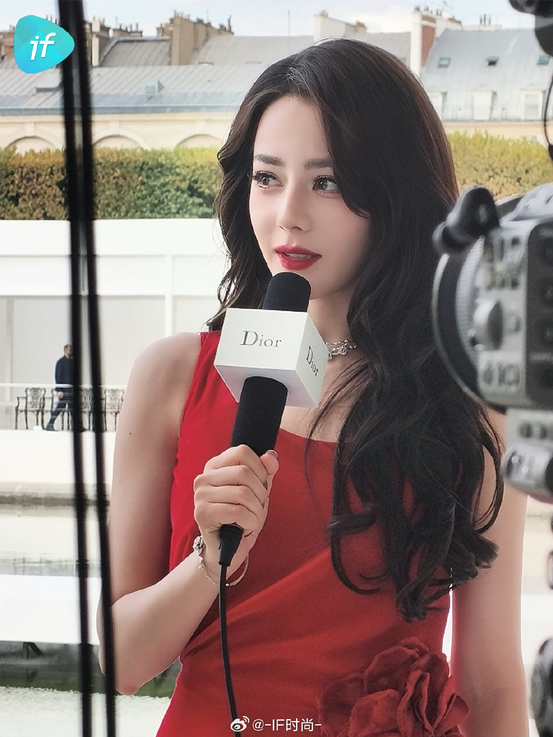 #迪丽热巴[超话]# if 高清秀场直击📷 

迪丽热巴🌹#迪奥二零二七夏季女装秀# ​​​采访花絮，大方自信，无惧镜头怼脸～

#直击Dior秀场# ​