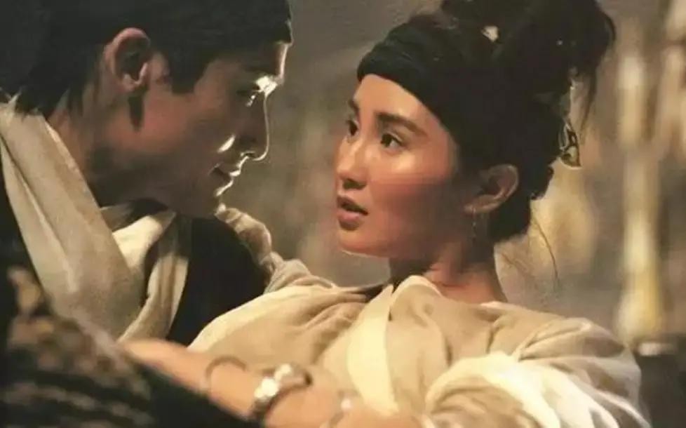 1992年，拍完《新龙门客栈》，梁家辉对张曼玉说：“以后除了拍戏，咱俩别联系，这样对你我都好。”张曼玉一听眼泪就流：“我都不在意，你何必这样对我...”

片场的喧闹被风沙卷走大半，张曼玉愣愣看着梁家辉转身离开的背影，眼泪在脸上结了细小的盐粒。她想追上去问清楚，脚步却像陷在沙里。不远处，副导演正招呼
