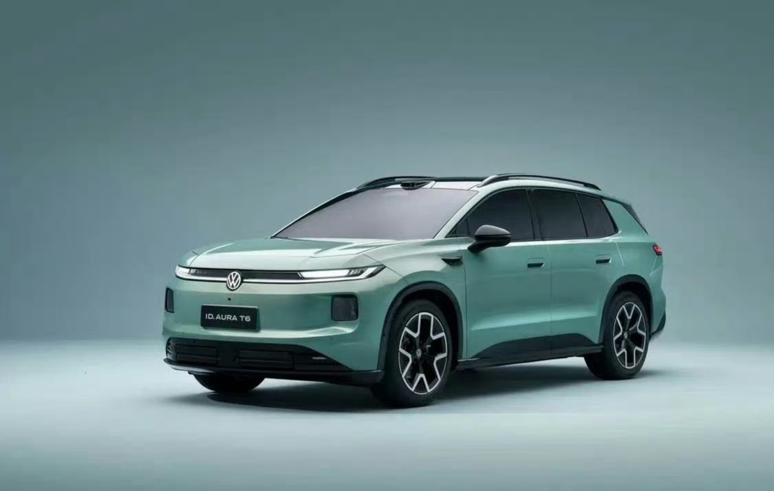 合资纯电终于急眼了，大众ID.AURA T6正式上市，指导价12.99到16.69万，四款车。最狠的是14.99万就给激光雷达版，这价放两年前不敢想。预售喊13.59万起，上市直接自砍六千，大众是真看懂市场了。就是车机和智驾偏保守，这价大家愿为车标底盘买单，还是去卷国产配置？【来自懂车帝车友圈】