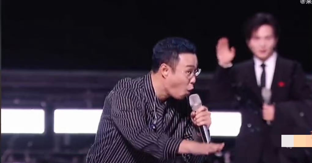 离谱！小沈阳组《拖拉机》表演前互动三分钟，网友炸锅：这是犯规
