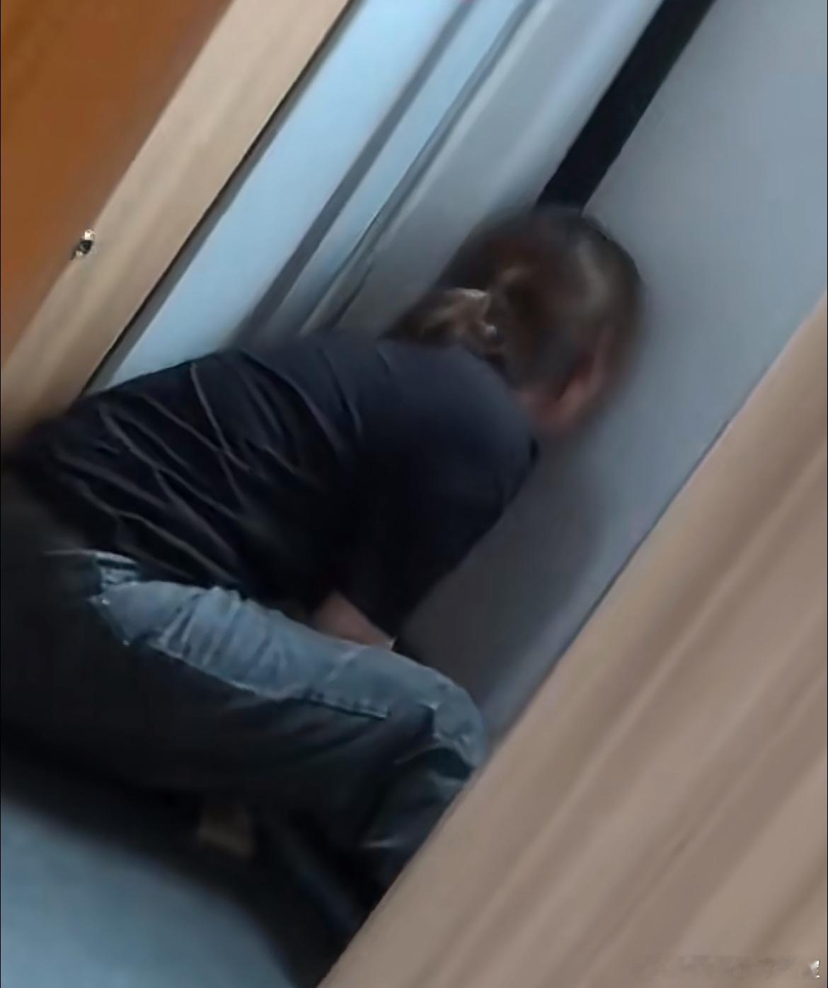 我只是个刷到新闻的路人，隔着屏幕都觉得喘不过气，更别说她本人了啊。  ...