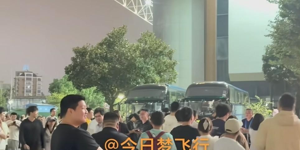 输北控24分、输山西30分，连碰上福建都能净负19分，宁波男篮这波操作直接把自家球迷给整破防了。
大巴车被堵得严严实实，现场喊着让总经理霍楠下课的声音，隔着屏幕都能感到那股邪火。
更要命的是，这口气还没喘匀，他们转头就得连夜赶去客场死磕广东。
眼下的宁波队，技战术变形不说，更致命的是整支队伍的