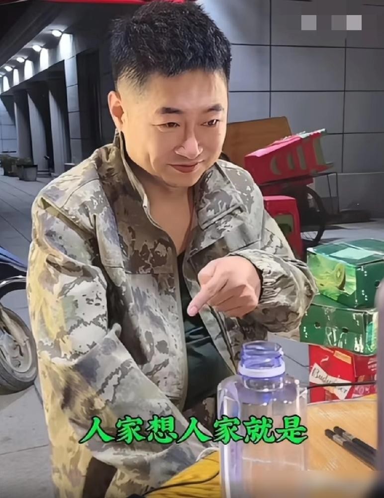二驴这句话说得不轻：辛巴的身家，可以对标赵本山了。
一个人有钱到什么程度，才会被拿来跟赵本山摆在一起？赵本山那是什么量级，几辈子花不完，这句话从二驴嘴里说出来，听着像抬举，细想是寒气。
一个赚够了几辈子钱的人，在直播间里说纯不开心，不想播了。你品品这个“纯”字，连烦恼都透露着财务自由的奢侈。
可评论