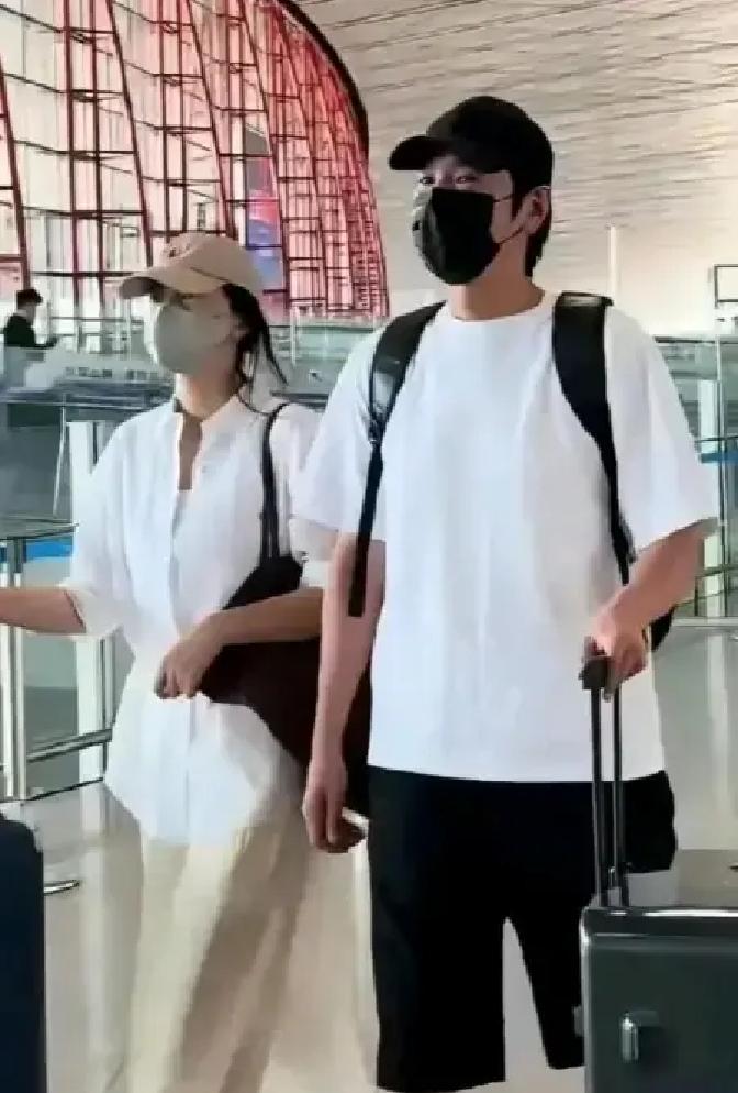 结婚整整十年还能在街头旁若无人地牵手晃悠，高圆圆和赵又廷这日子过得简直比偶像剧还扎实。
当年他们刚领证那会儿，网上全是一片调侃和唱衰，甚至传出各种离谱的小道八卦，说女方家里长辈不满意、亲戚觉得两人不合适，各种不看好的声音满天飞。
结果一晃十年过去，那些等着看他们婚姻亮红灯的人，全被现实结结实实上